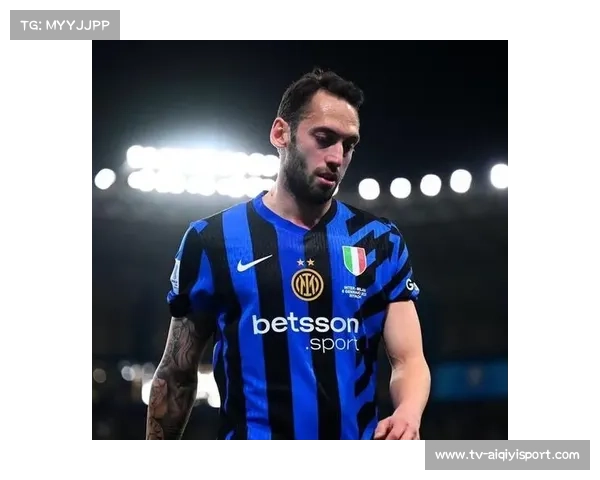 国米恰尔汗奥卢与阿切尔比对阵利物浦早早伤退